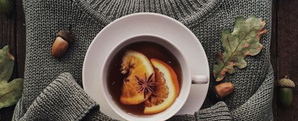 tasse infusion dans gros pull chaud